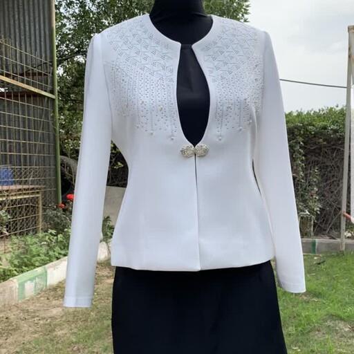 کت تک مجلسی زیبا و شیک برای خانمهای شیک پوش وخوش سلیقه  که در دوسایز 50 که رنگ سفیده و44 که رنگ زرشکی موجوده